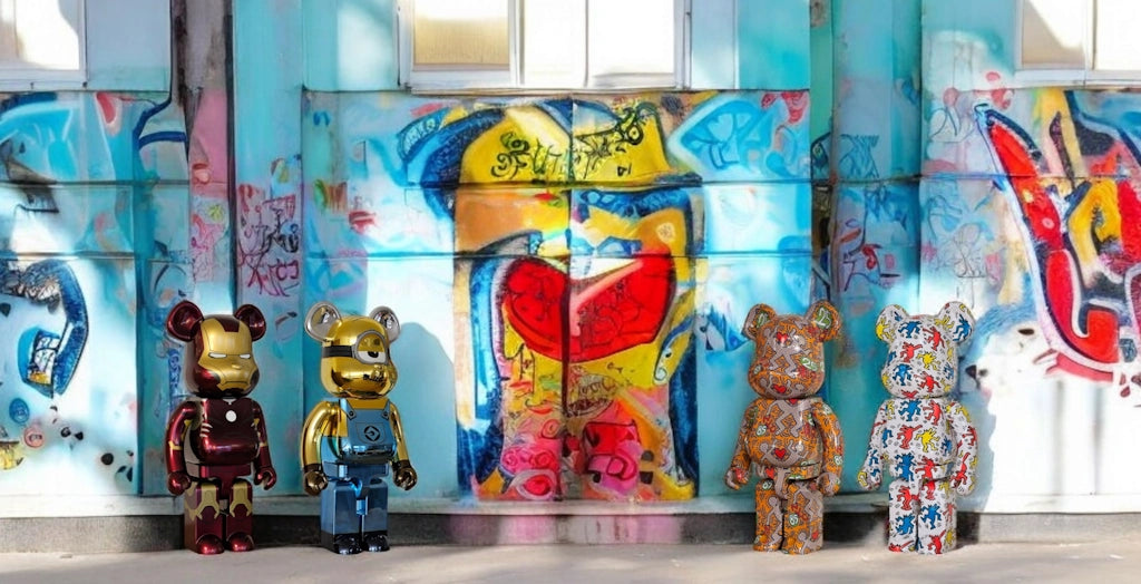 4 Bearbricks vor einer Graffitiwand