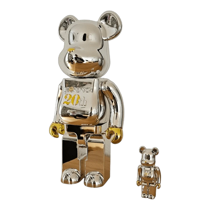 Bearbrick 20th Anniversary Model 100%+400% schräg