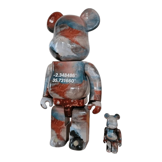 Bearbrick Benjamin Grant Overview 'Lake Natron, Tanzania' 100%+400% schräg