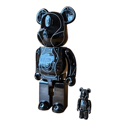 Bearbrick Emotionally Unavailable × Neighborhood 100%+400% schräg