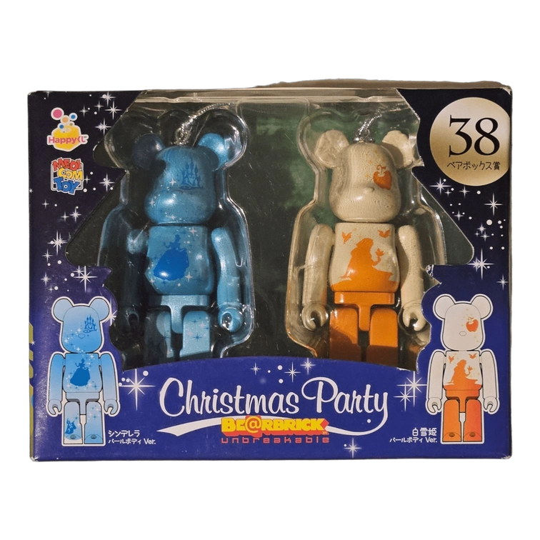 Bearbrick Happy Kuji 'Disney Christmas Party' (2012) - 38 Cinderella Pearl Body Version & Snow White Pearl Body Version 100% in der Verpackung