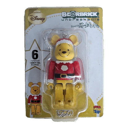 Bearbrick Happy Kuji 'Disney Special Ornament' (2011) - 6 Winnie the Pooh Santa Version 100% in der Verpackung