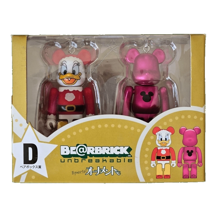 Bearbrick Happy Kuji 'Disney Special Ornament' (2011) - D Daisy Duck Santa Version & Pink Metallic 100% in der Verpackung