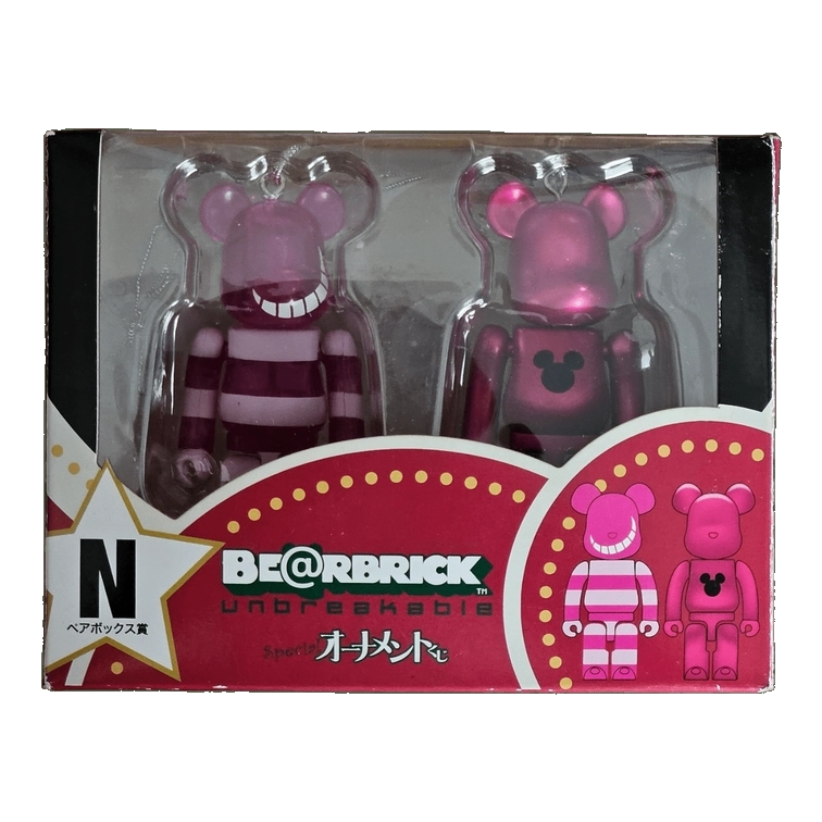 Bearbrick Happy Kuji 'Disney Special Ornament' (2011) - N Cheshire Cat Clear Body Version & Pink Metallic 100% in der Verpackung