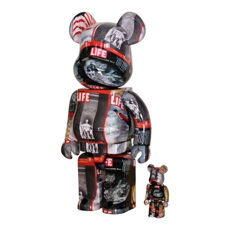 Bearbrick LIFE Magazine 100%+400% schräg