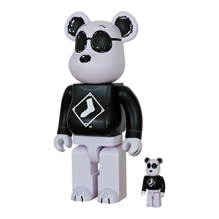 Bearbrick MLB × Peanuts Snoopy White Sox schräg