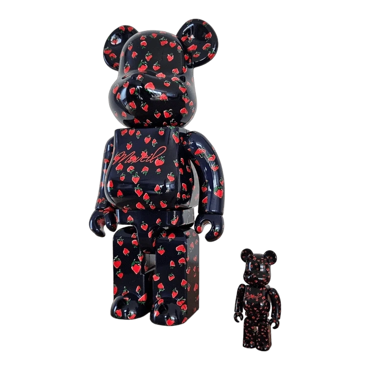 Bearbrick Muveil 'Strawberry Pattern' 100%+400% schräg