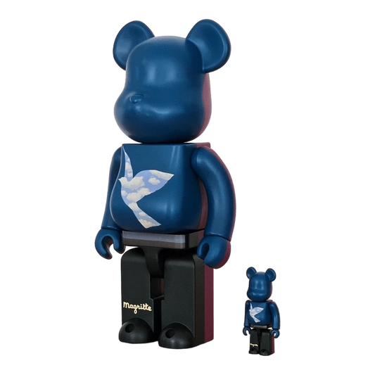 Bearbrick René Magritte 'L'Oiseau de Ciel 1966  La Belle Societé 1965' 100%+400% schräg