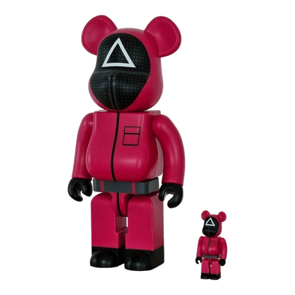 Bearbrick Squid Game Guard 'Triangle' 100%+400% schräg