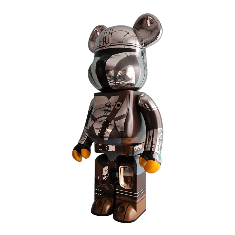 Bearbrick The Mandalorian Chrome Version 1000% schräg