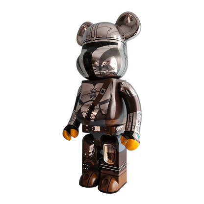 Bearbrick The Mandalorian Chrome Version 1000% schräg