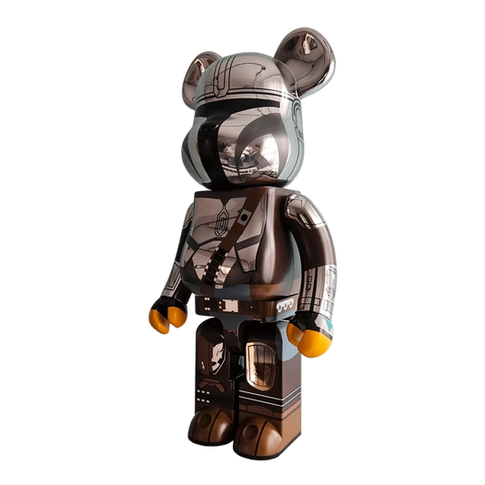 Bearbrick The Mandalorian Chrome Version 1000% schräg