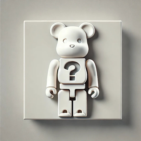 Bearbrick-Relief mit Fragezeichen auf der Brust